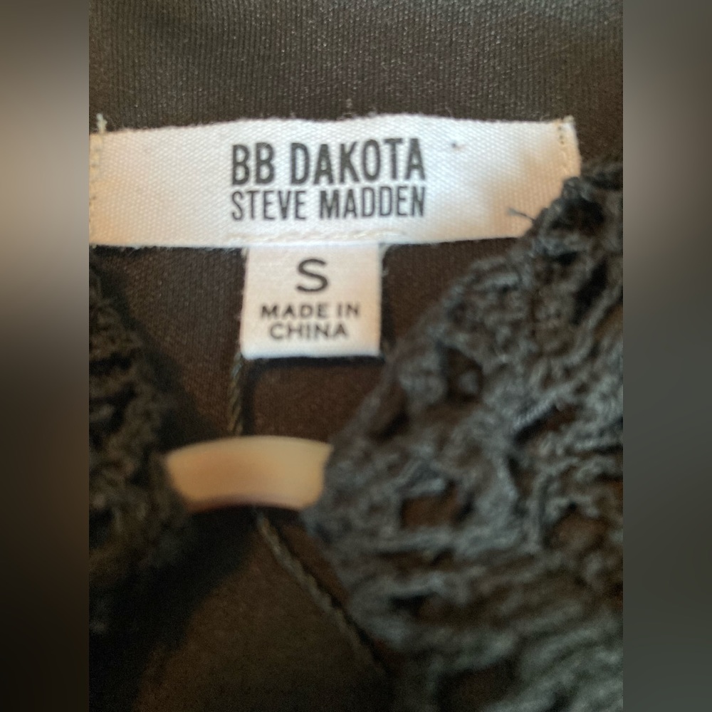 NWT BB Dakota by Steve Madden Crochet Key Hole Sleeveless Top. Size Small. - Picture 4 of 9
